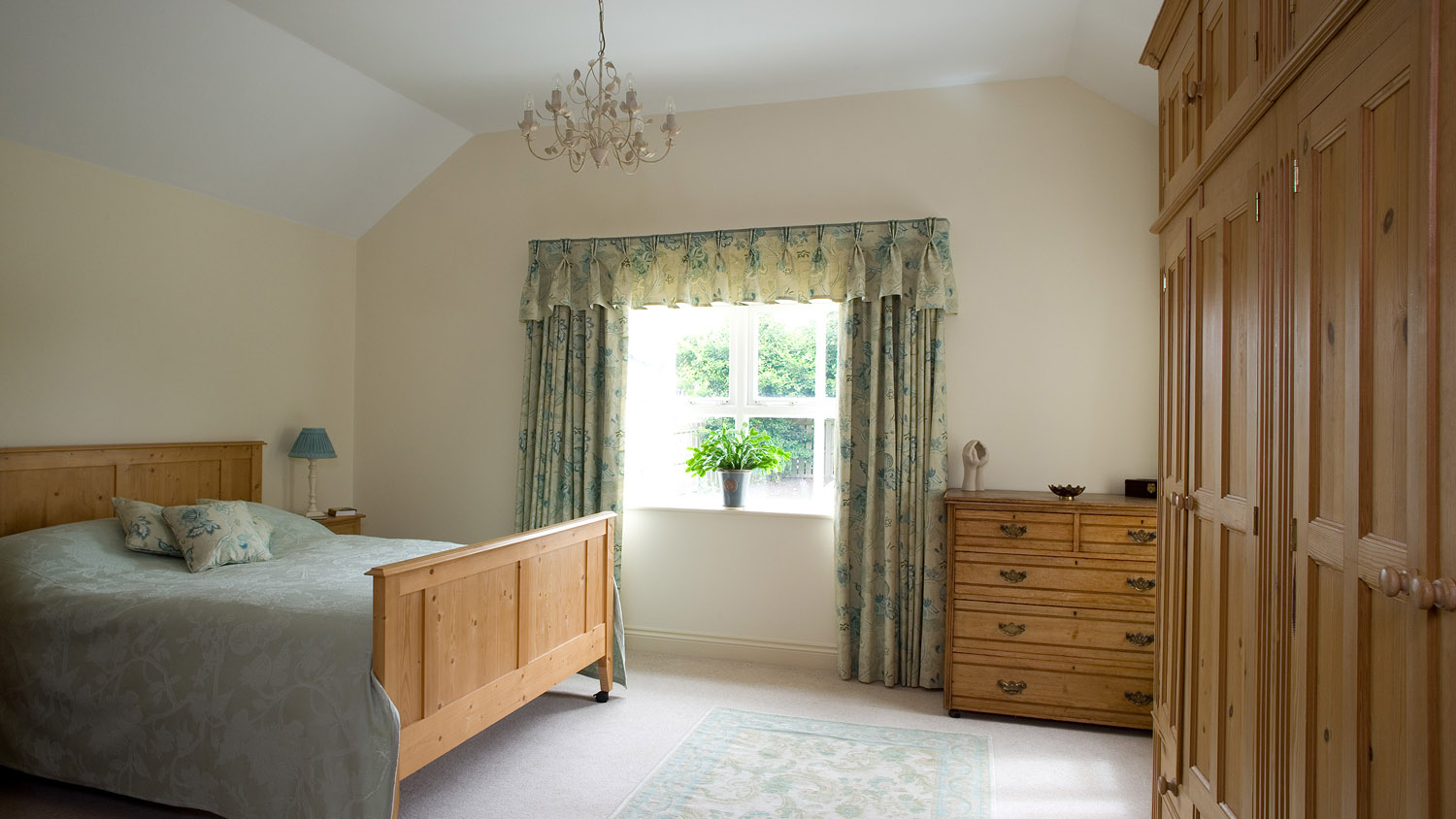 Valance with triple pleats and contrast border on top edge